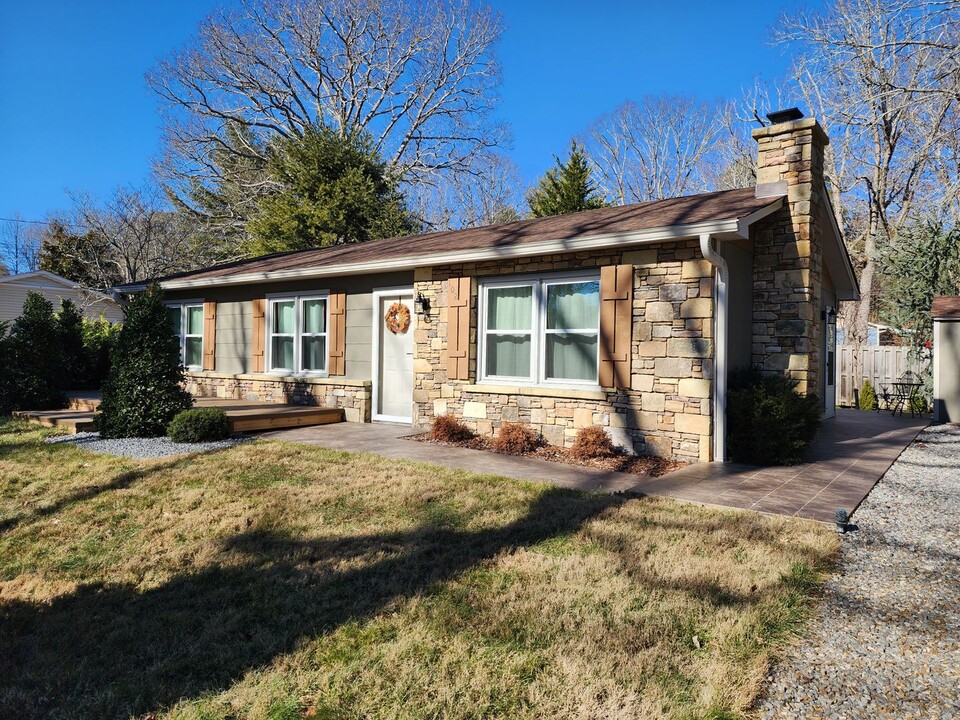 102 7th St in Black Mountain, NC - Building Photo