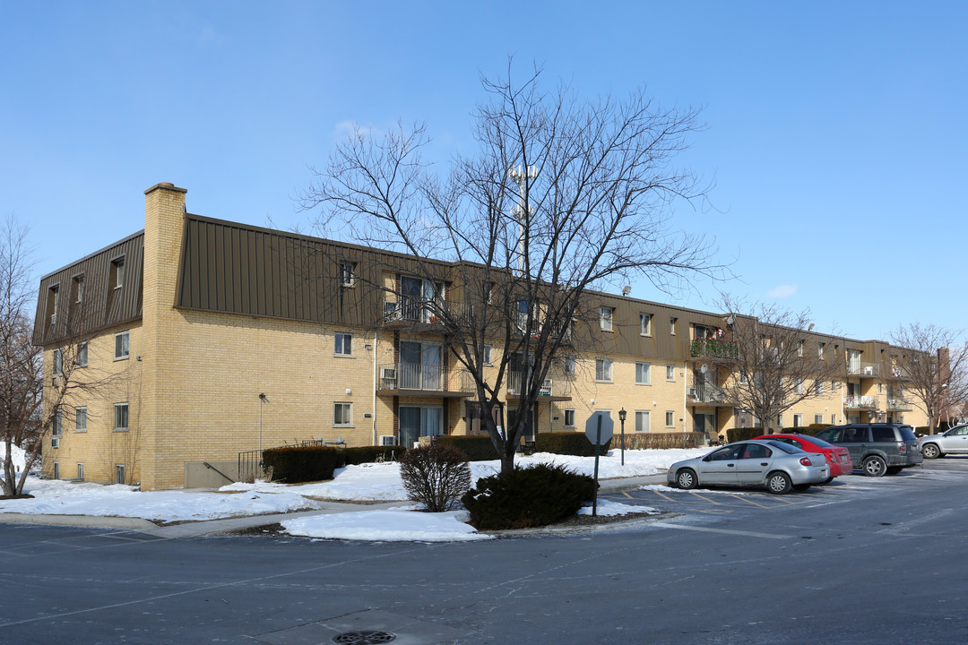 Fairway Greens Apartments in Wheeling, IL - Building Photo