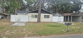 7128 Oakwood Dr in New Port Richey, FL - Building Photo
