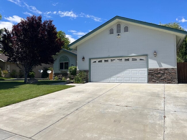 property at 1851 Shoshone Dr