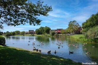 82 Circle Dr-Unit -82-107 in Central Islip, NY - Foto de edificio - Building Photo