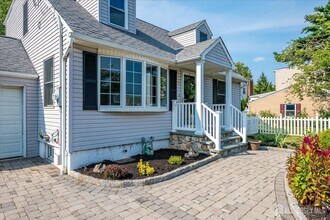 6 Robert Cir in Metuchen, NJ - Building Photo - Building Photo