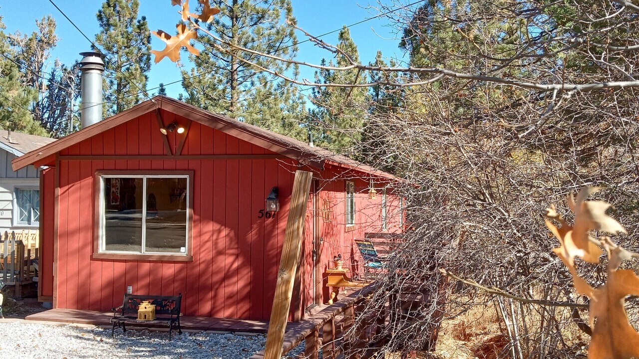 561 Maple Ln in Big Bear, CA - Building Photo