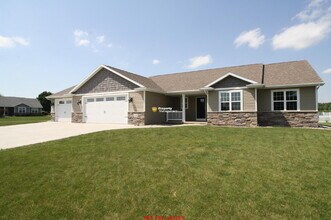 1439 Anthem Dr in Neenah, WI - Building Photo - Building Photo