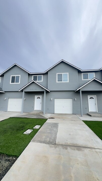 1913 S Rainier St in Kennewick, WA - Building Photo