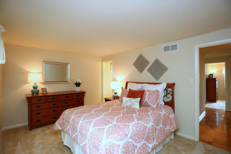 Walnut Grove Townhomes* in Essex, MD - Foto de edificio - Interior Photo