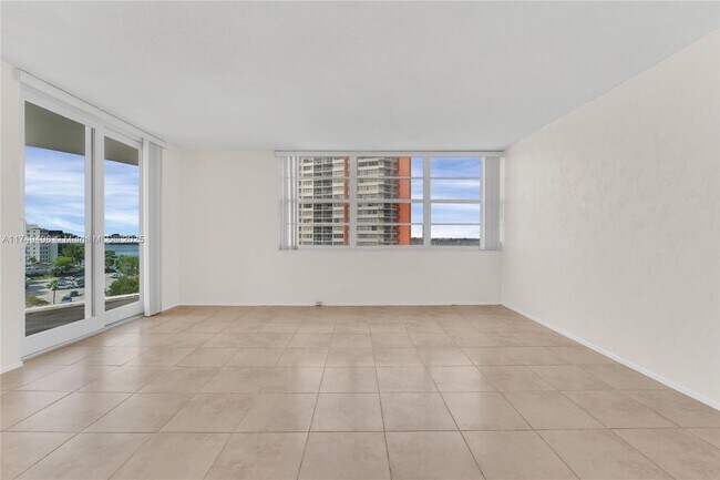 1351 NE Miami Gardens Dr in Miami, FL - Foto de edificio - Building Photo