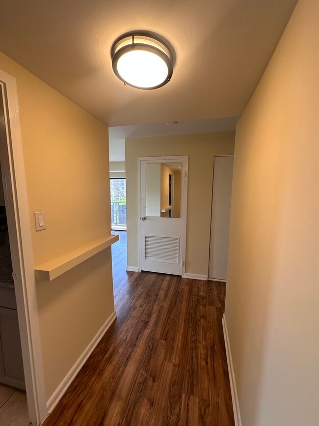 6001 Arlington Blvd, Unit 501 in Falls Church, VA - Foto de edificio - Building Photo