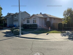 2461 Meda Ave in Santa Rosa, CA - Building Photo - Building Photo