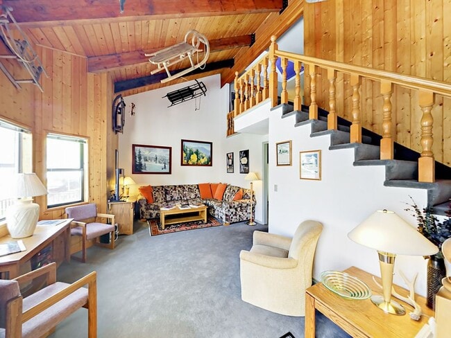 property at 8014 S Sunnyoak Cir