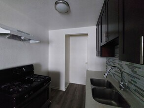 1135 E 4th St in Long Beach, CA - Building Photo - Interior Photo