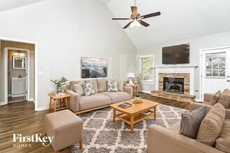 5940 Seven Oaks Dr in Powder Springs, GA - Foto de edificio - Building Photo