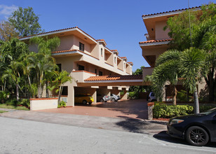 Villas de Majorca in Miami, FL - Building Photo - Building Photo