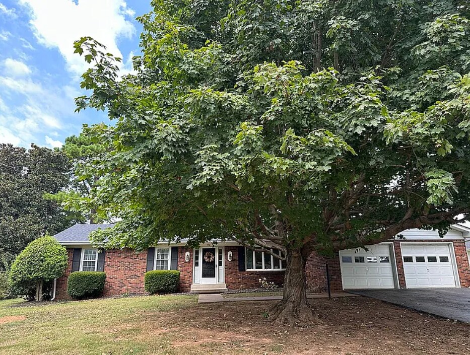 1721 Erin Way in Bowling Green, KY - Building Photo