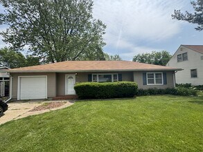 425 Beverly Hills St in Waterloo, IA - Building Photo - Building Photo