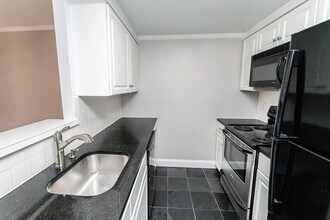 1933 Commonwealth Ave, Unit 108 in Boston, MA - Foto de edificio - Building Photo