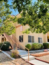 1050 E Cactus Ave in Las Vegas, NV - Foto de edificio - Building Photo