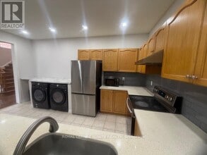 110 Pantomine Blvd in Brampton, ON - Building Photo - Building Photo