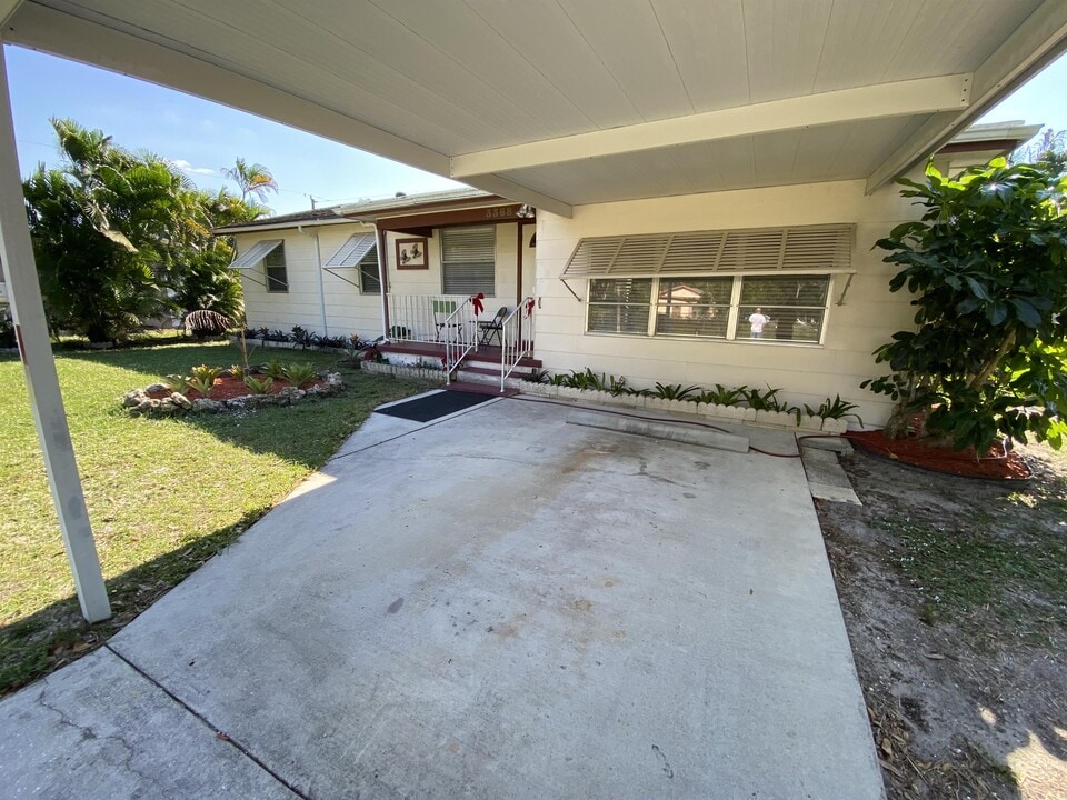 3368 Apache St in Ft. Myers, FL - Building Photo