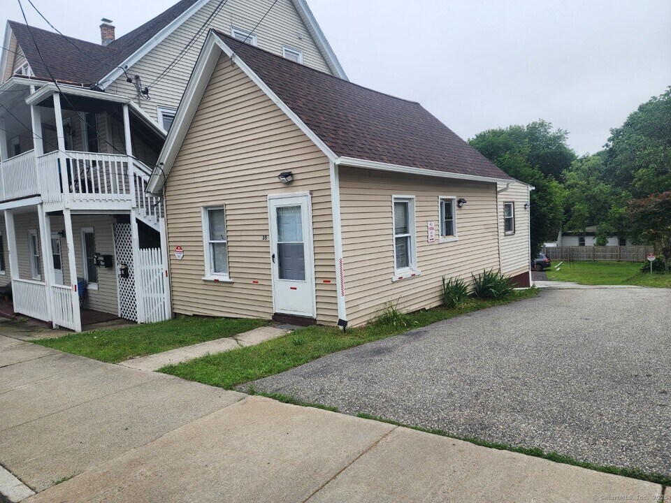 35 Merchants Ave in Norwich, CT - Building Photo