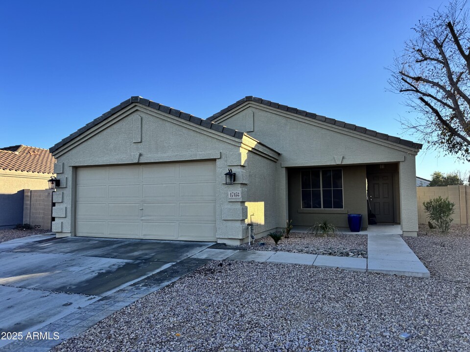 17453 W Watson Ln in Surprise, AZ - Building Photo