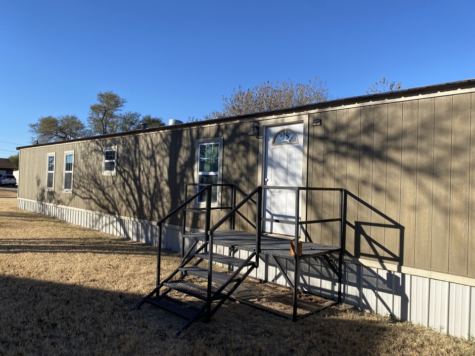 1103 Dunn St in Hammon, OK - Building Photo