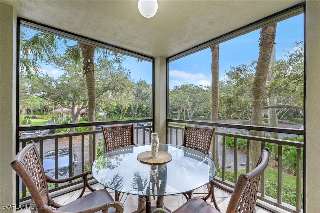 3651 Wild Pines Dr in Bonita Springs, FL - Foto de edificio