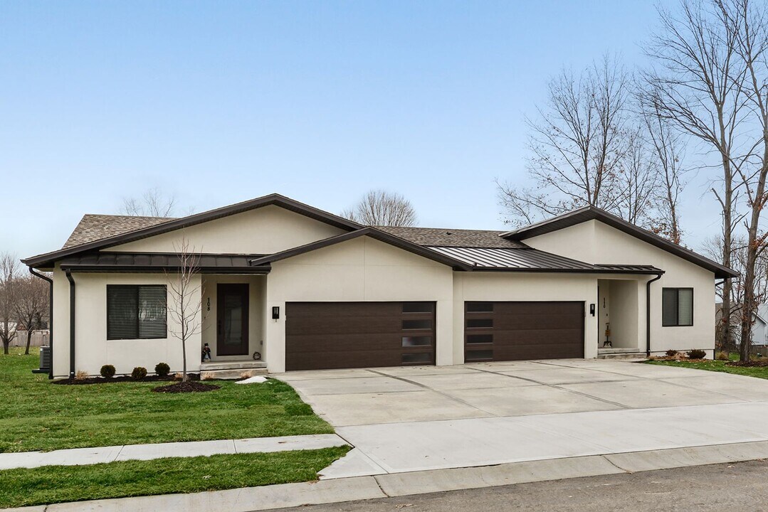 102 E Maplewood Ln in Raymore, MO - Building Photo