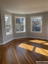 3 Alton Pl, Unit 2 in Brookline, MA - Foto de edificio - Building Photo