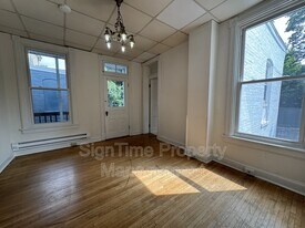 117-121 E Antietam St in Hagerstown, MD - Building Photo