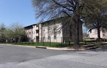 The Glens at Reed Station in Lanham, MD - Building Photo - Building Photo
