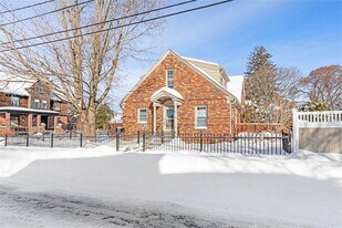 31 Washington St in Warren, RI - Building Photo