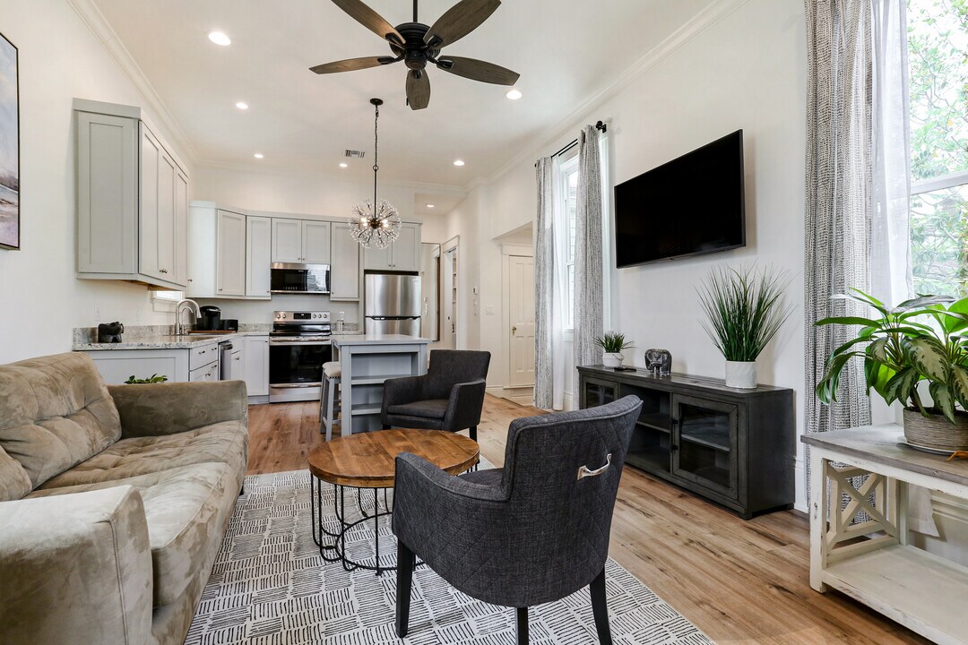 1818 Esplanade Ave, Unit 1B in New Orleans, LA - Foto de edificio