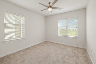 The Narrows in Hutto, TX - Building Photo - Building Photo