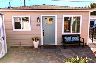 4250 E Overlook Dr, Unit 1-bedroom cottage in San Diego, CA - Building Photo