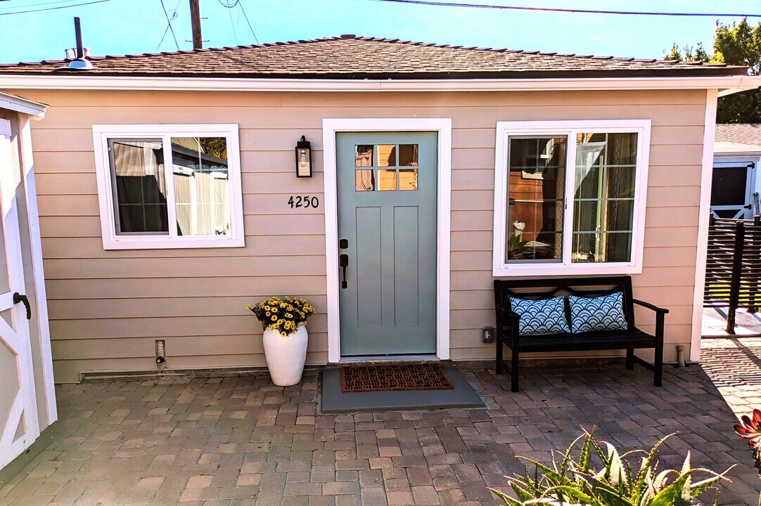 4250 E Overlook Dr, Unit 1-bedroom cottage in San Diego, CA - Foto de edificio