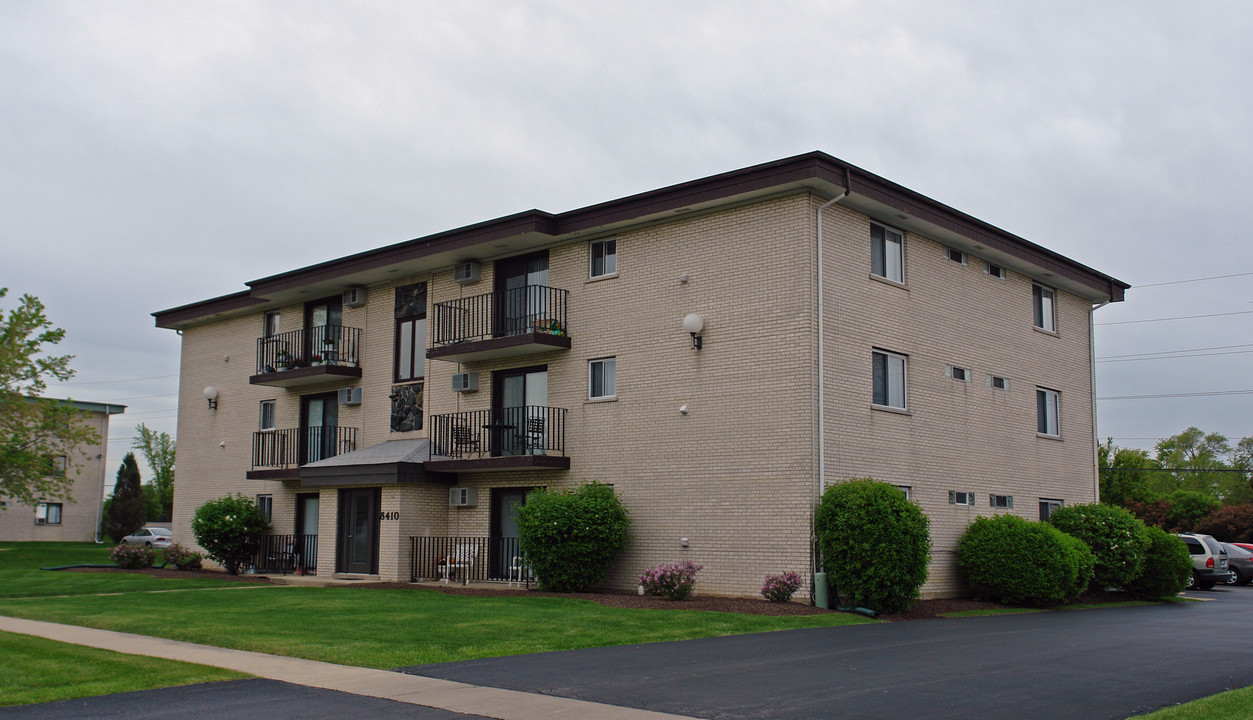 8402 Captons Ln in Darien, IL - Foto de edificio