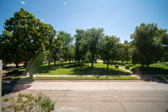 123 N 4th St, Unit 200 in Quincy, IL - Foto de edificio - Building Photo