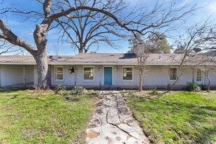 202 Lazy L Ln in Wimberley, TX - Building Photo