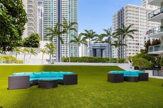 1111 SW 1st Ave, Unit 2323 in Miami, FL - Foto de edificio - Building Photo