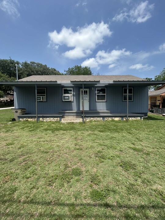 1007 E Grand Ave in Comanche, TX - Building Photo
