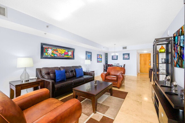 1200 Brickell Bay Dr in Miami, FL - Building Photo - Building Photo