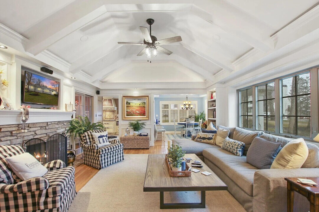 642 Agaming Rd in Fontana-on-Geneva Lake, WI - Foto de edificio