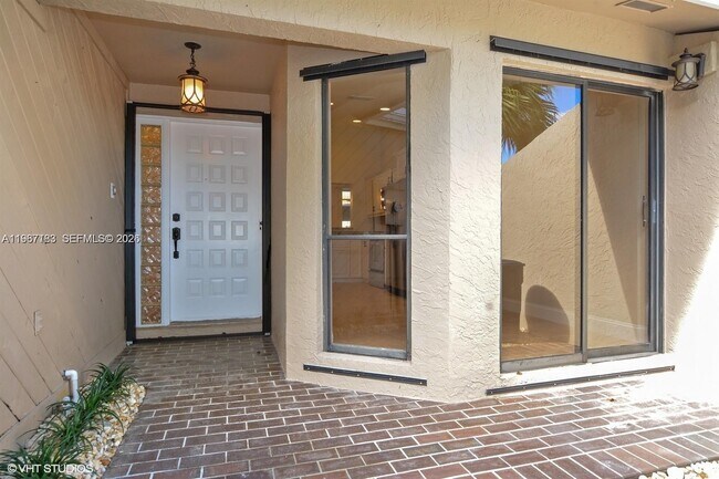 6720 Canary Palm Cir in Boca Raton, FL - Foto de edificio - Building Photo