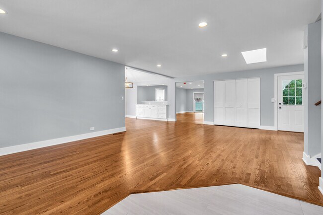 440 Huehl Rd in Northbrook, IL - Building Photo - Building Photo