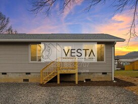 61 Scates St in Waynesville, NC - Building Photo