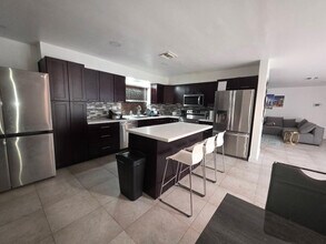 690 NW 68th Ave in Plantation, FL - Building Photo - Building Photo