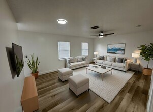 5201 Wallis Rd West Palm Beach, FL 33415 in West Palm Beach, FL - Foto de edificio - Building Photo