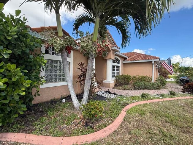 409 SW 8th St in Cape Coral, FL - Foto de edificio - Building Photo