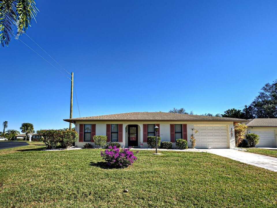 1657 Bal Harbour Dr in Venice, FL - Building Photo